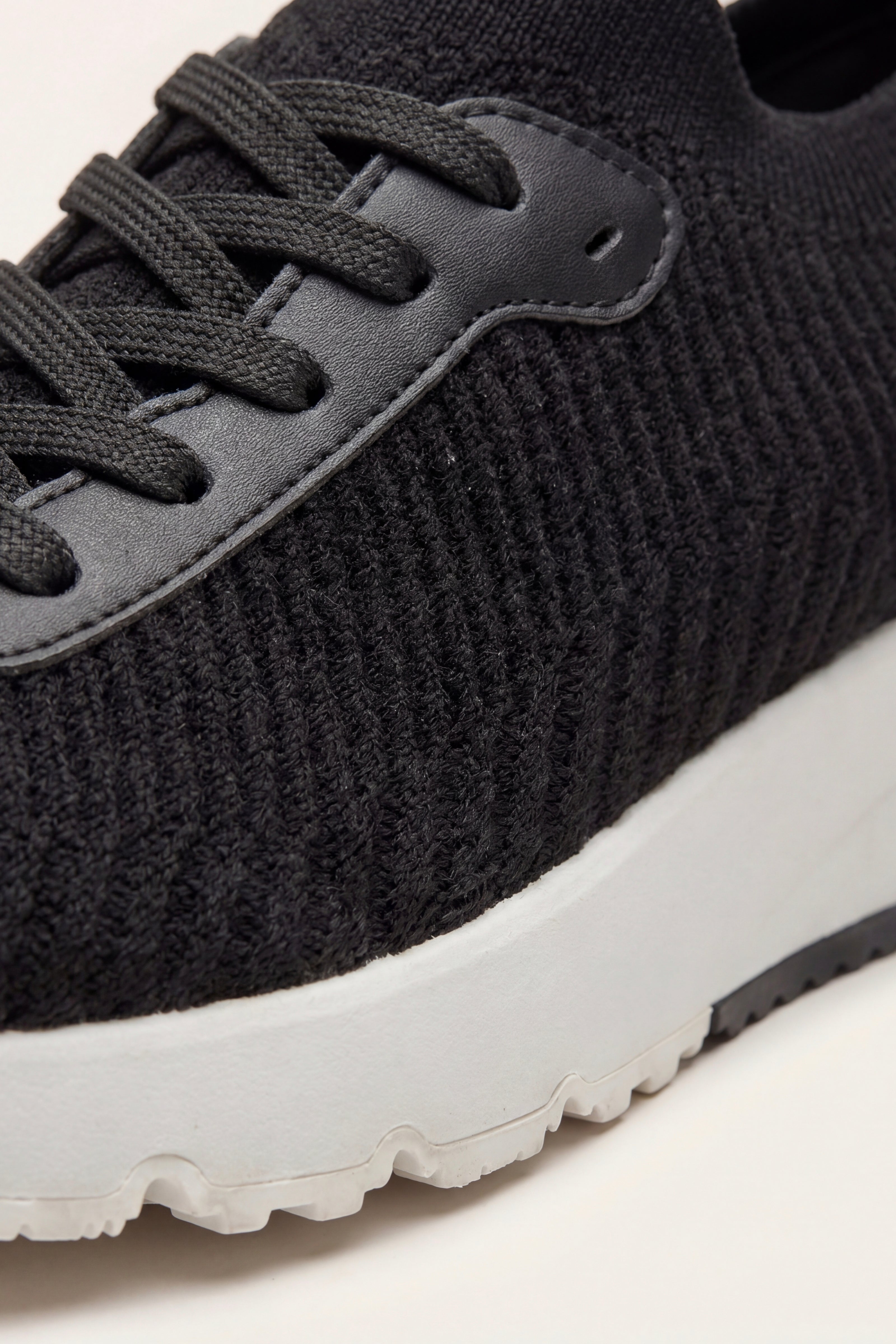 Avelino Mesh Runner Black