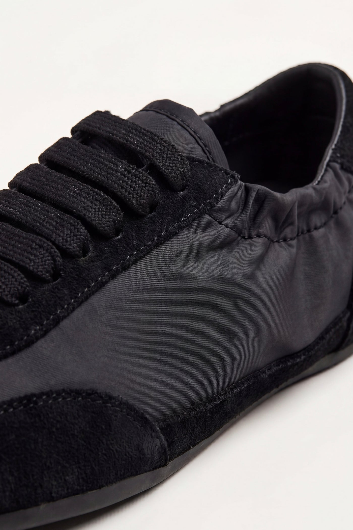 Averno Low Sneakers Black