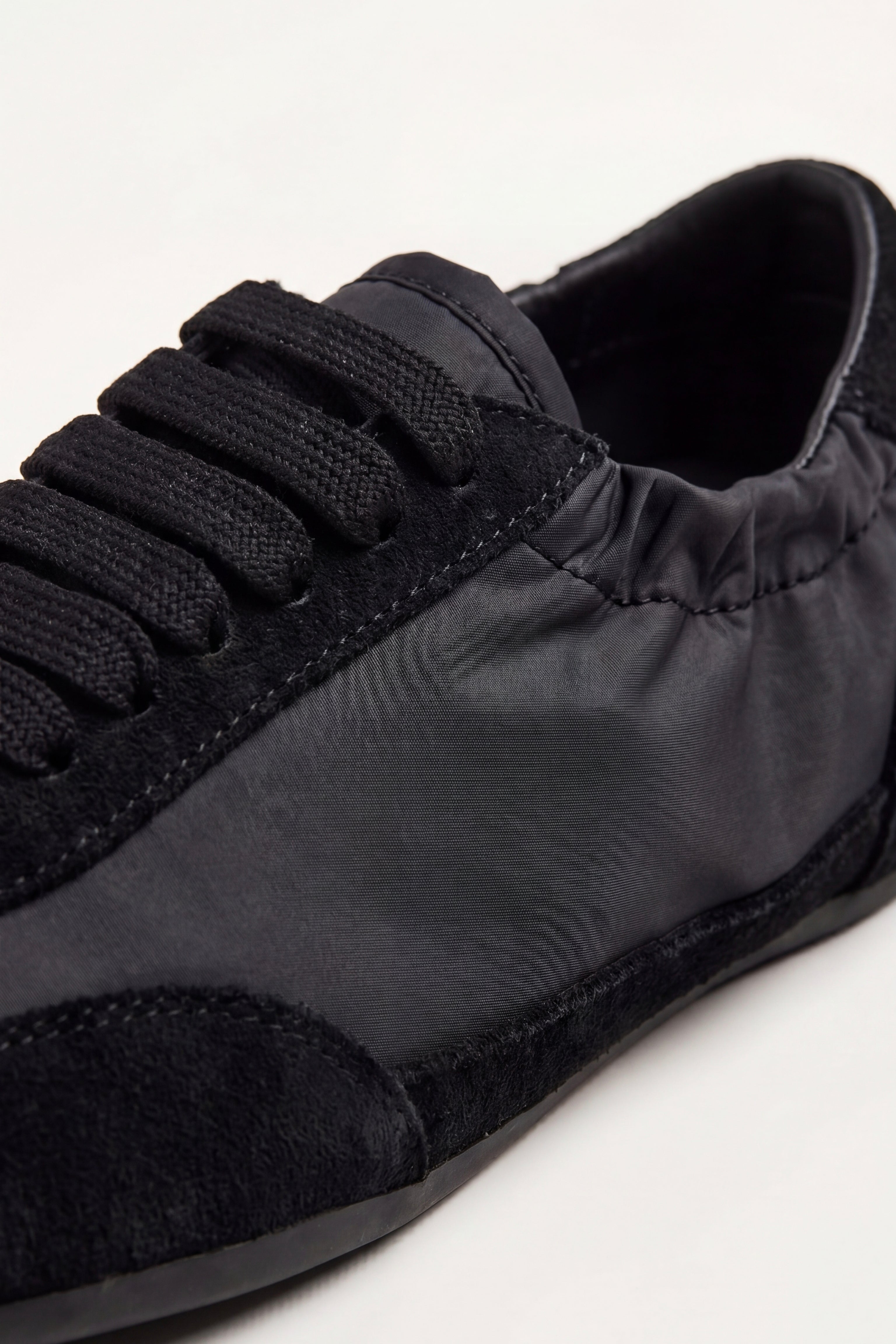 Averno Low Sneakers Black